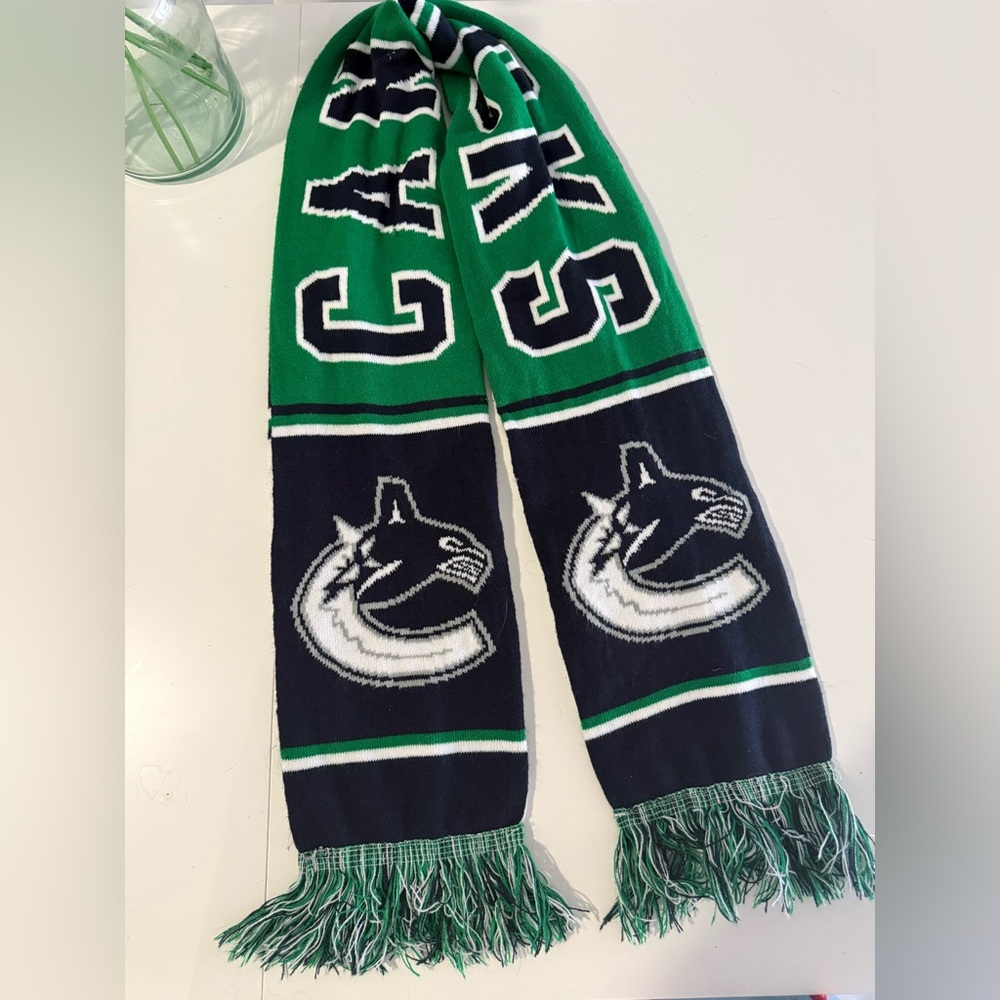 Canucks Reversible skate and orca Canucks Scarf one size